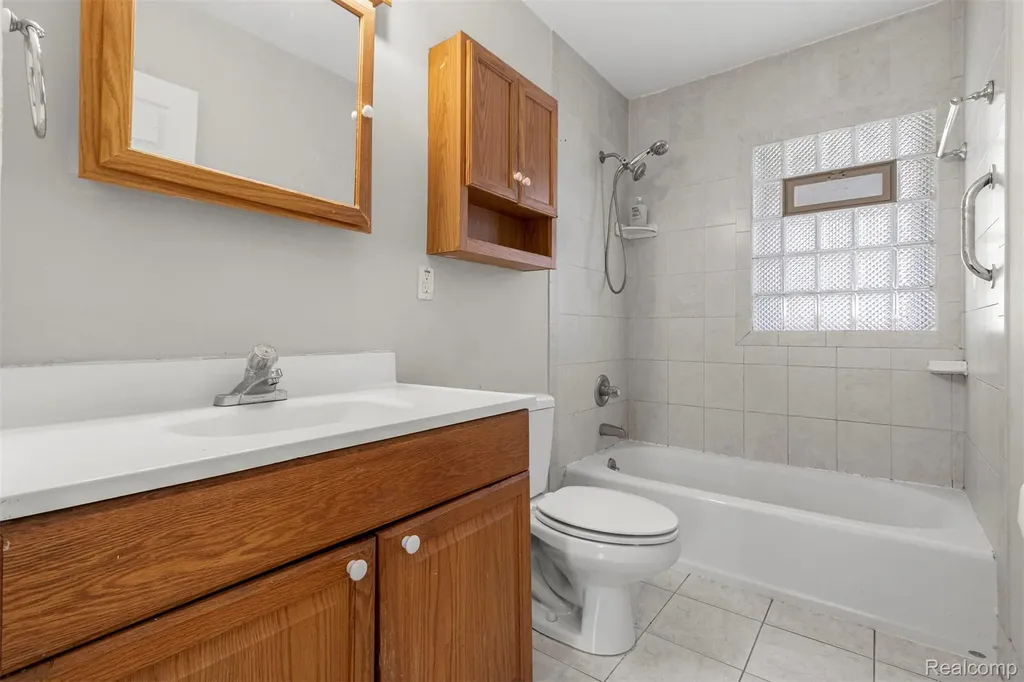 7521 N Silvery Lane Dearborn Heights City MI 48127