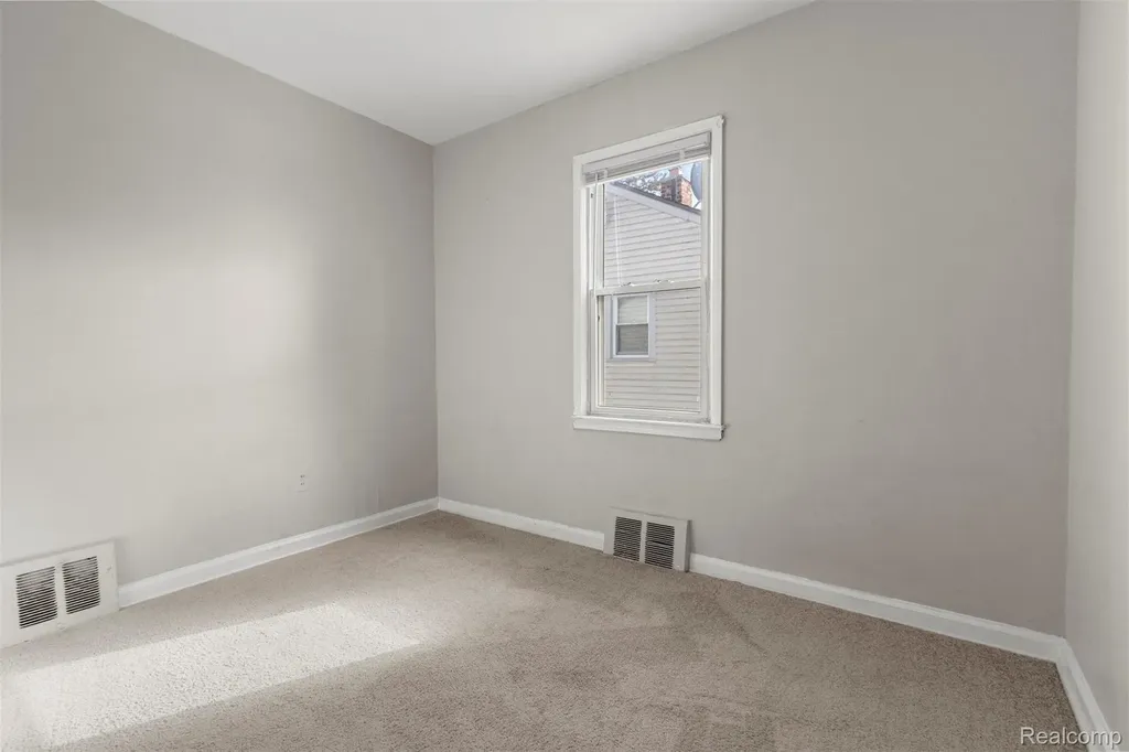 7521 N Silvery Lane Dearborn Heights City MI 48127