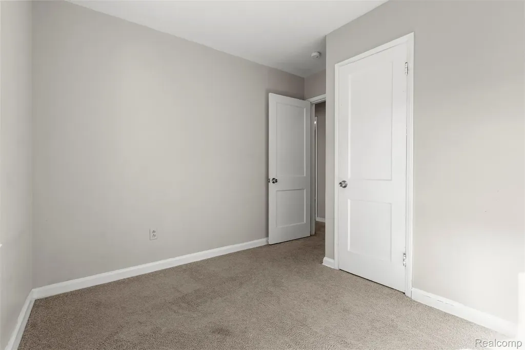 7521 N Silvery Lane Dearborn Heights City MI 48127