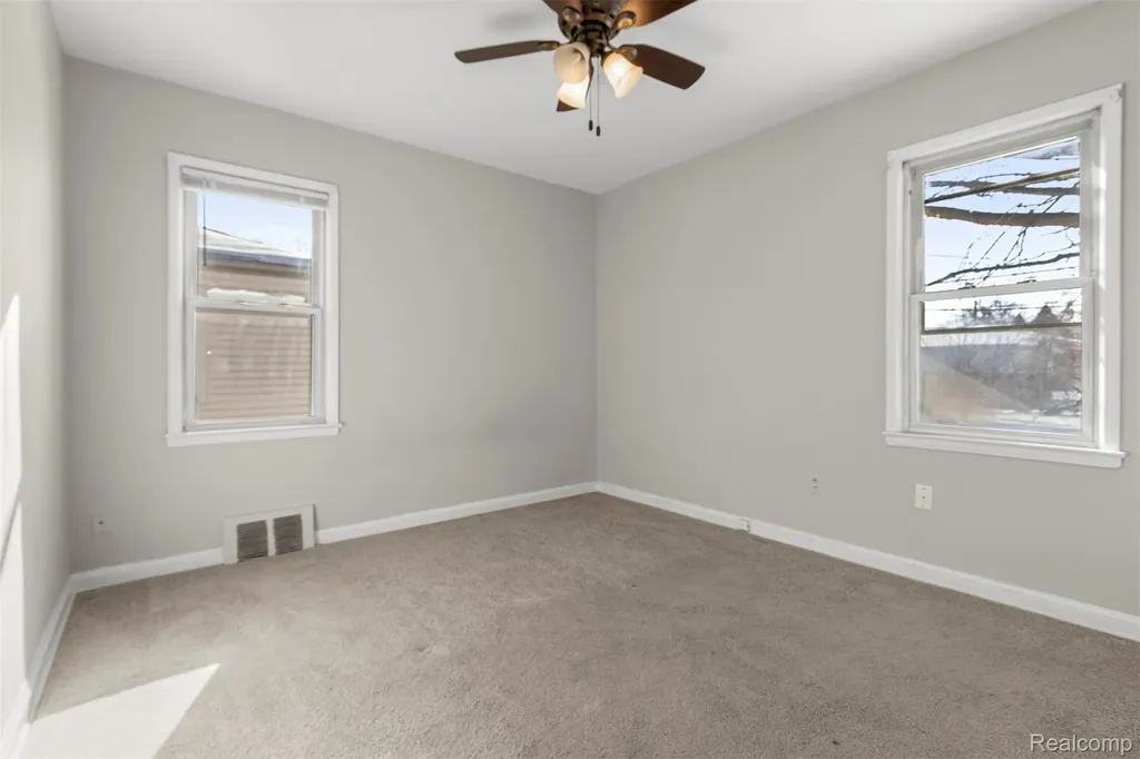 7521 N Silvery Lane Dearborn Heights City MI 48127