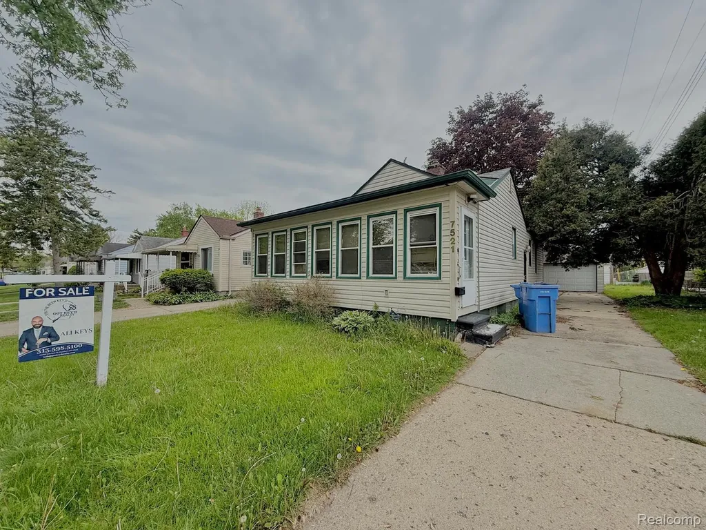 7521 N Silvery Lane Dearborn Heights City MI 48127
