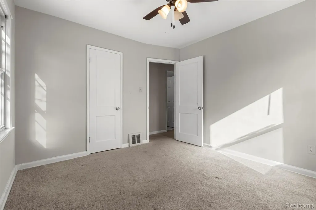 7521 N Silvery Lane Dearborn Heights City MI 48127