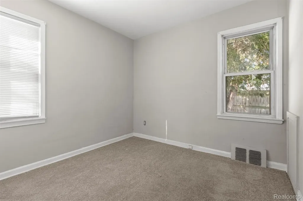 7521 N Silvery Lane Dearborn Heights City MI 48127