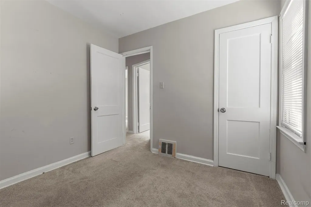 7521 N Silvery Lane Dearborn Heights City MI 48127