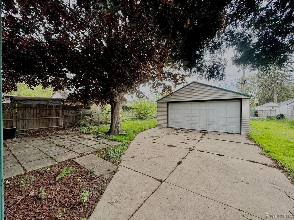 7521 N Silvery Lane Dearborn Heights City MI 48127