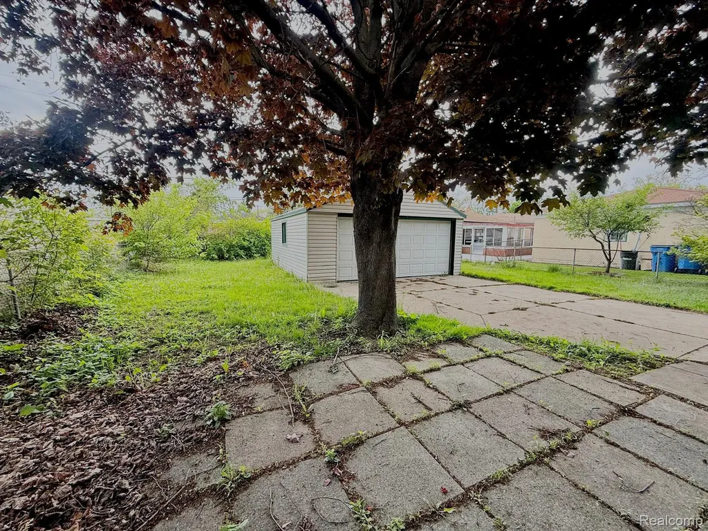 7521 N Silvery Lane Dearborn Heights City MI 48127