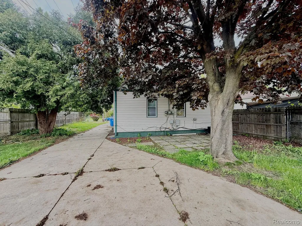 7521 N Silvery Lane Dearborn Heights City MI 48127