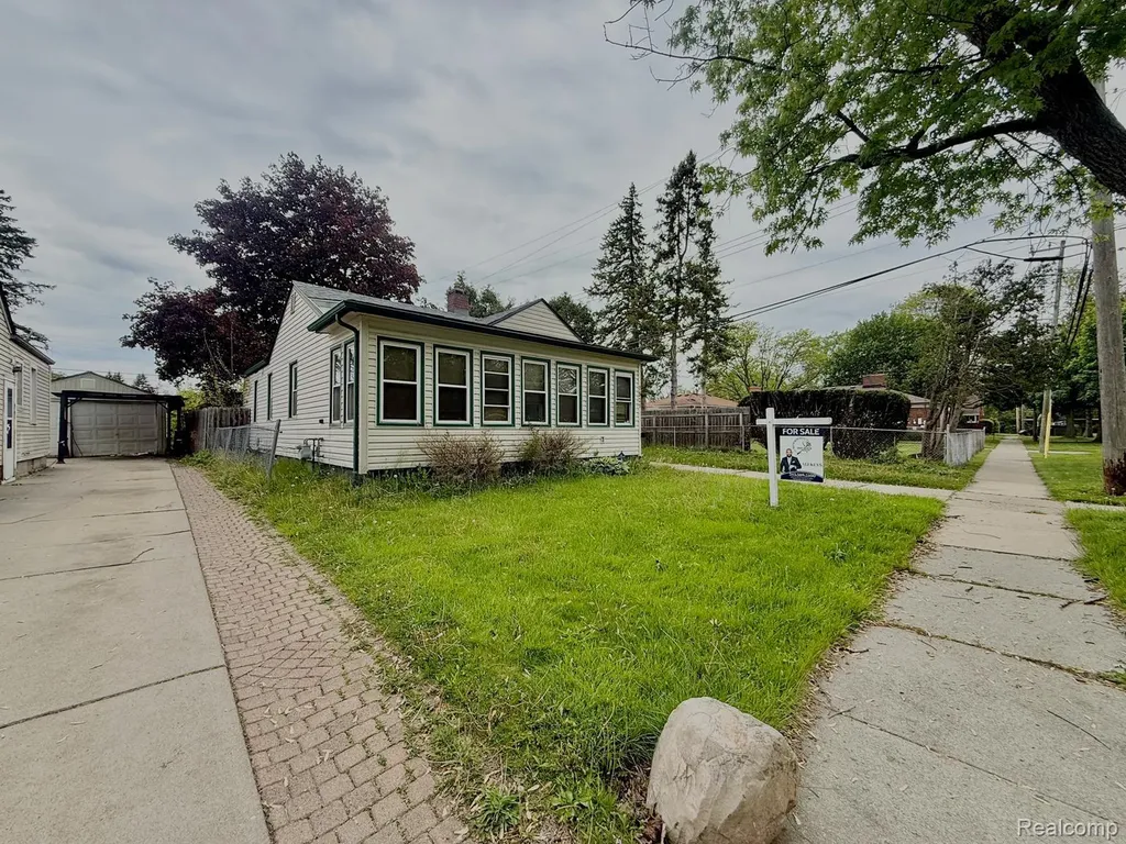 7521 N Silvery Lane Dearborn Heights City MI 48127