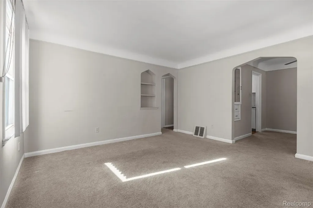 7521 N Silvery Lane Dearborn Heights City MI 48127
