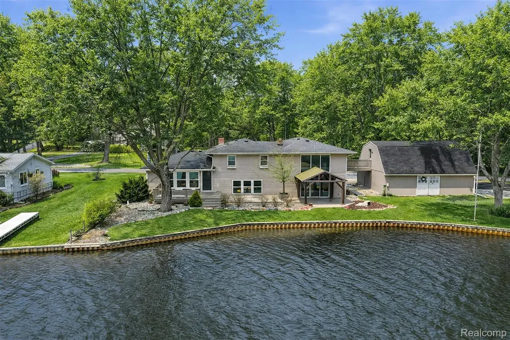 5370 Edgelake Drive Hamburg Township MI 48169