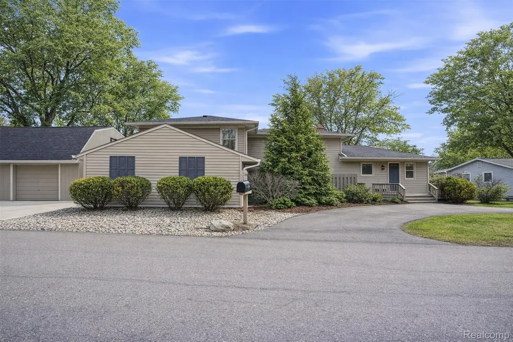 5370 Edgelake Drive Hamburg Township MI 48169
