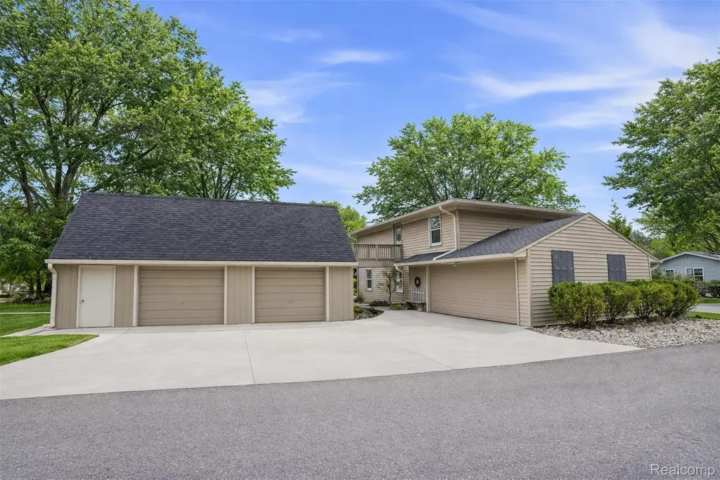 5370 Edgelake Drive Hamburg Township MI 48169