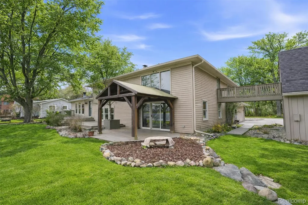 5370 Edgelake Drive Hamburg Township MI 48169