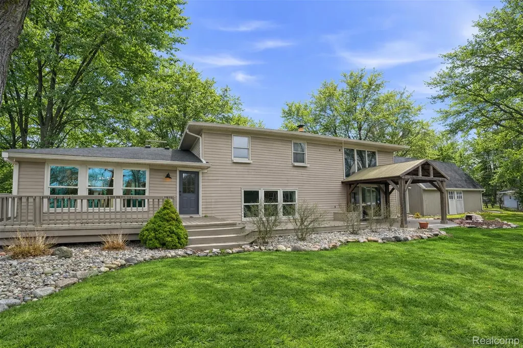 5370 Edgelake Drive Hamburg Township MI 48169