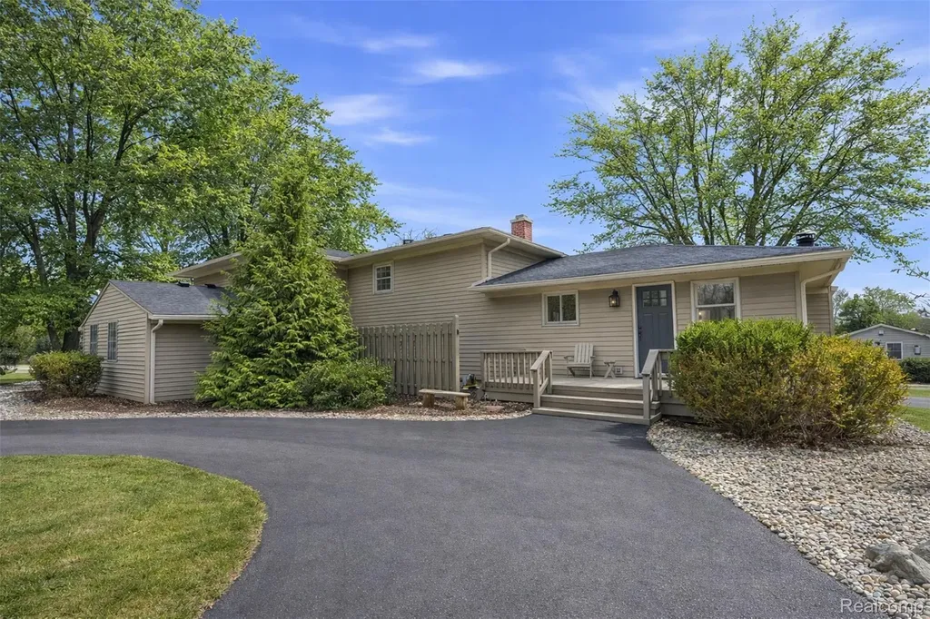5370 Edgelake Drive Hamburg Township MI 48169