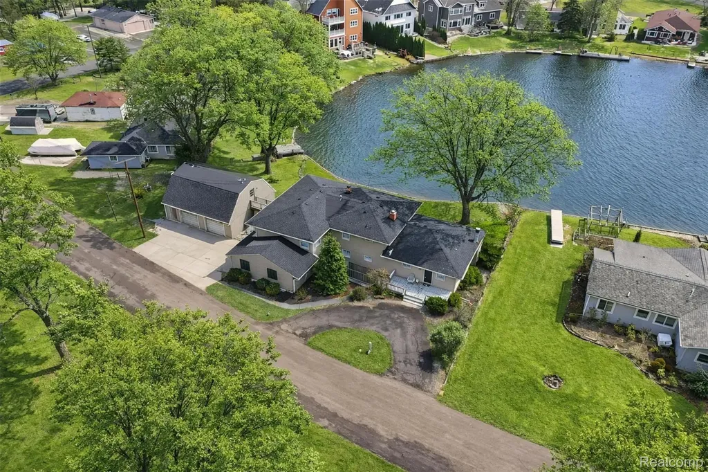 5370 Edgelake Drive Hamburg Township MI 48169