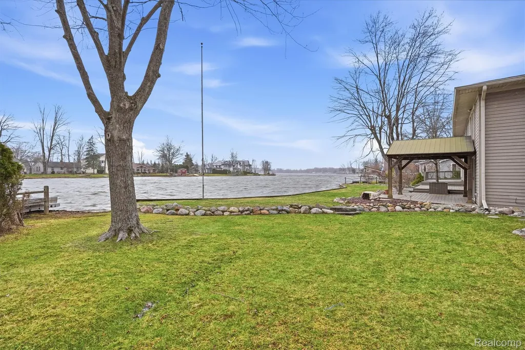 5370 Edgelake Drive Hamburg Township MI 48169