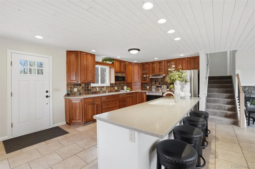 5370 Edgelake Drive Hamburg Township MI 48169