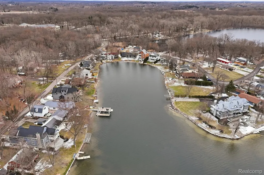 5370 Edgelake Drive Hamburg Township MI 48169