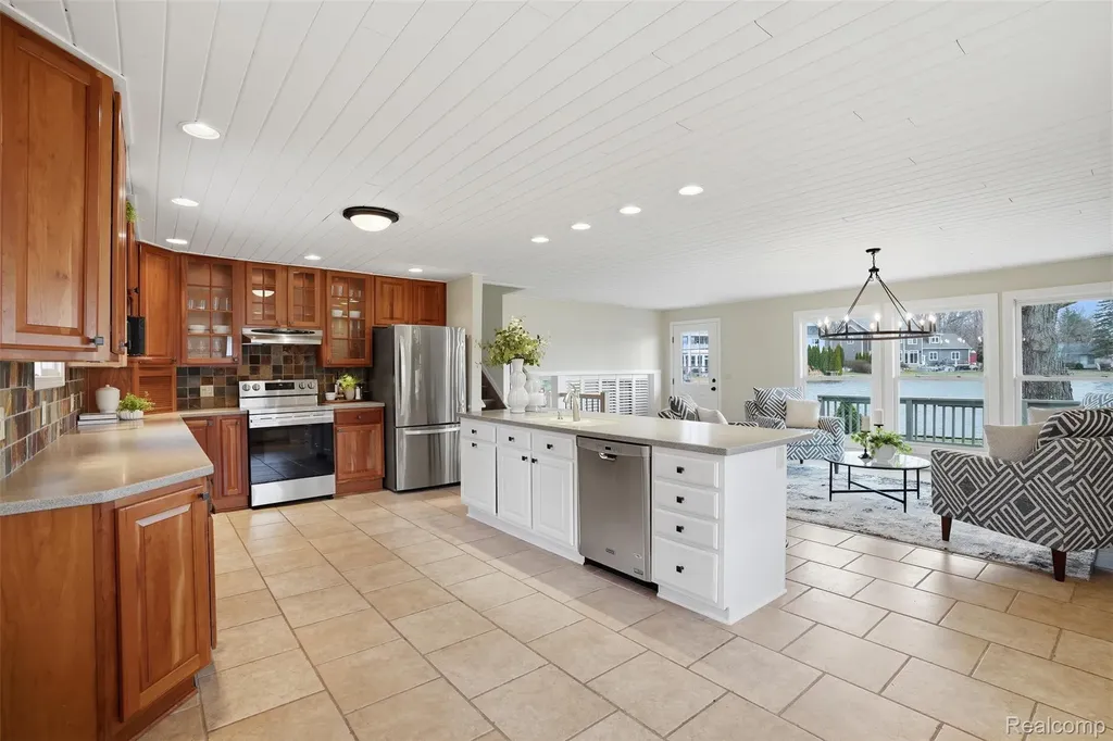 5370 Edgelake Drive Hamburg Township MI 48169