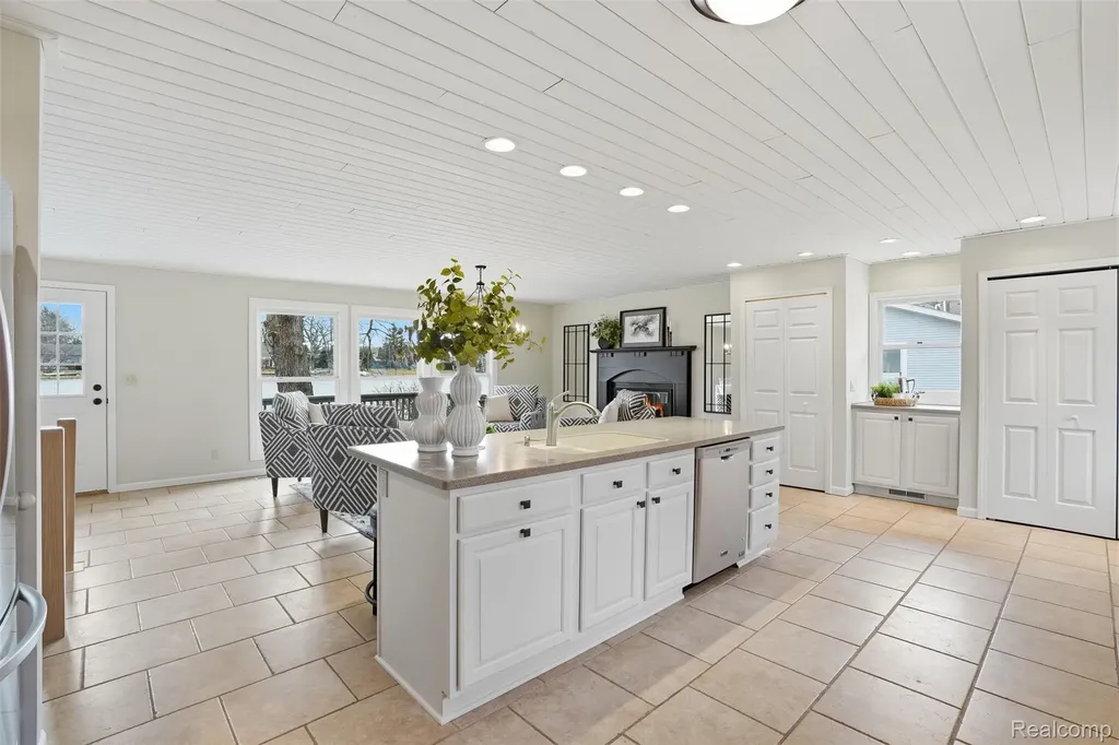 5370 Edgelake Drive Hamburg Township MI 48169