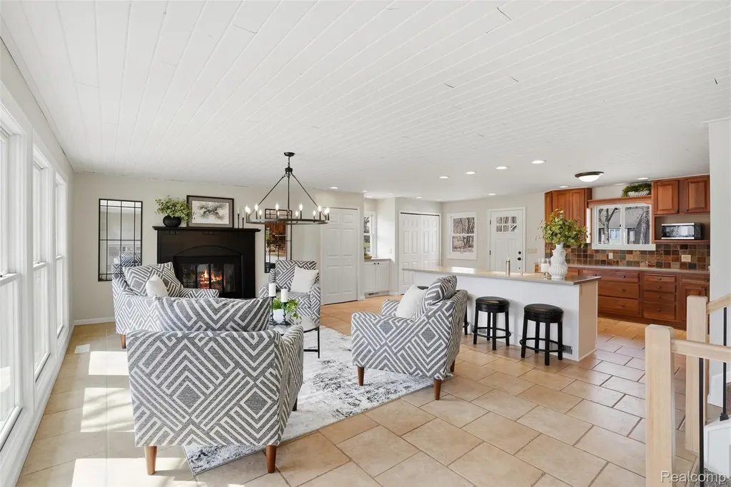 5370 Edgelake Drive Hamburg Township MI 48169
