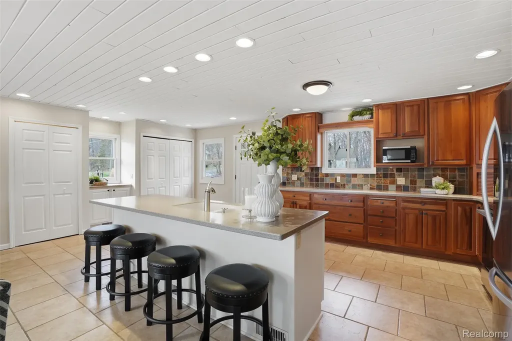 5370 Edgelake Drive Hamburg Township MI 48169