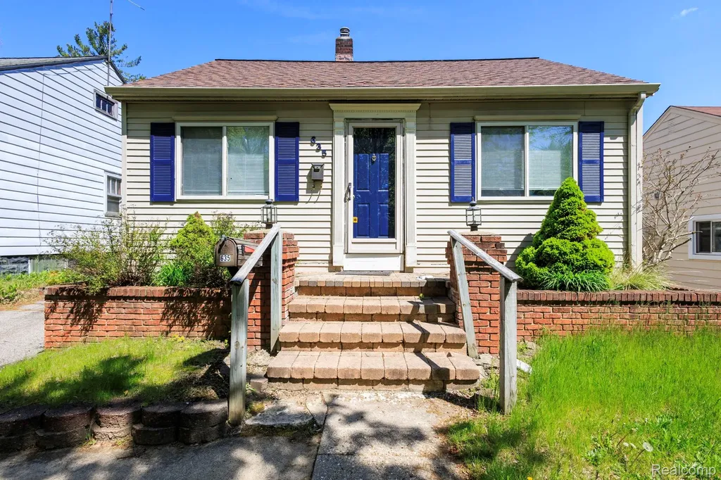 635 E Tennyson Avenue Pontiac City MI 48340