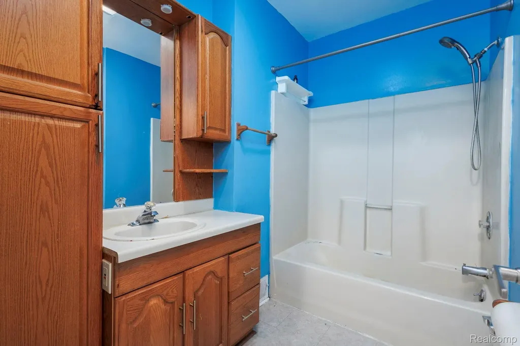 635 E Tennyson Avenue Pontiac City MI 48340