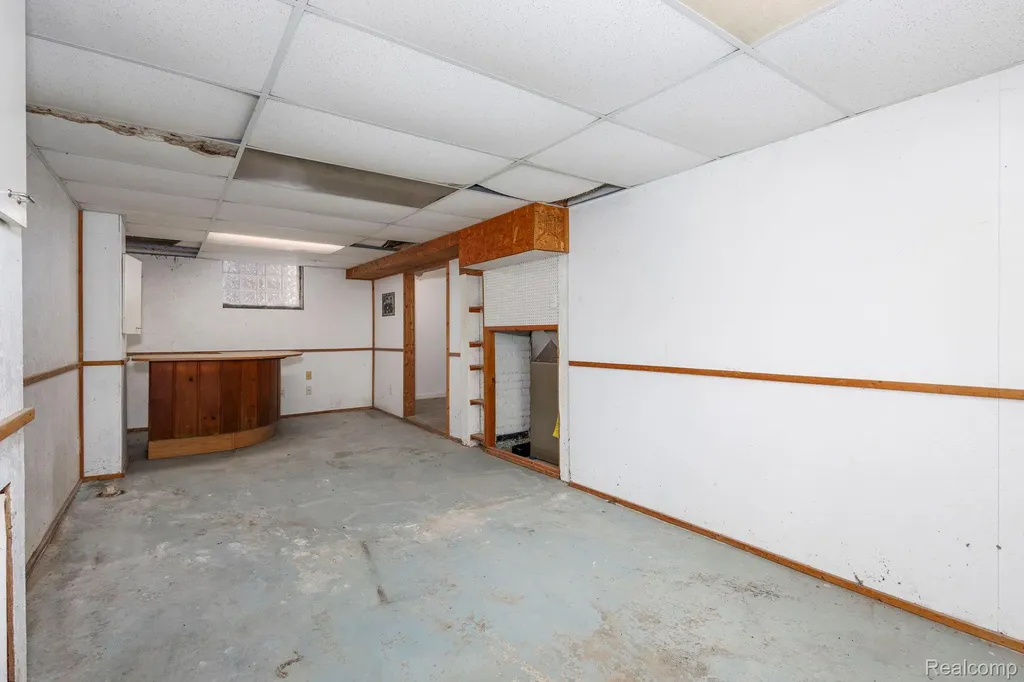 635 E Tennyson Avenue Pontiac City MI 48340
