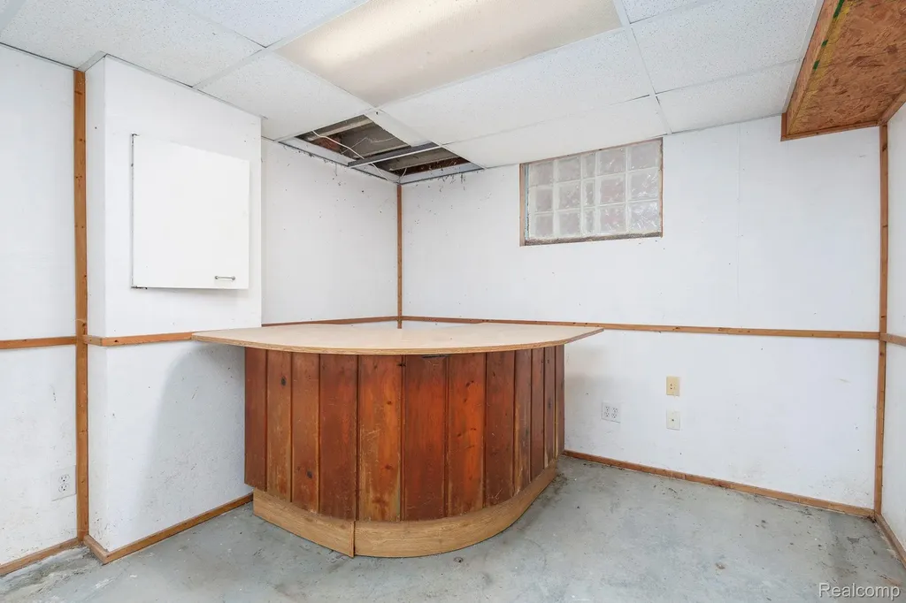 635 E Tennyson Avenue Pontiac City MI 48340