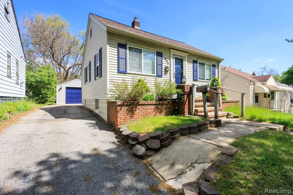 635 E Tennyson Avenue Pontiac City MI 48340