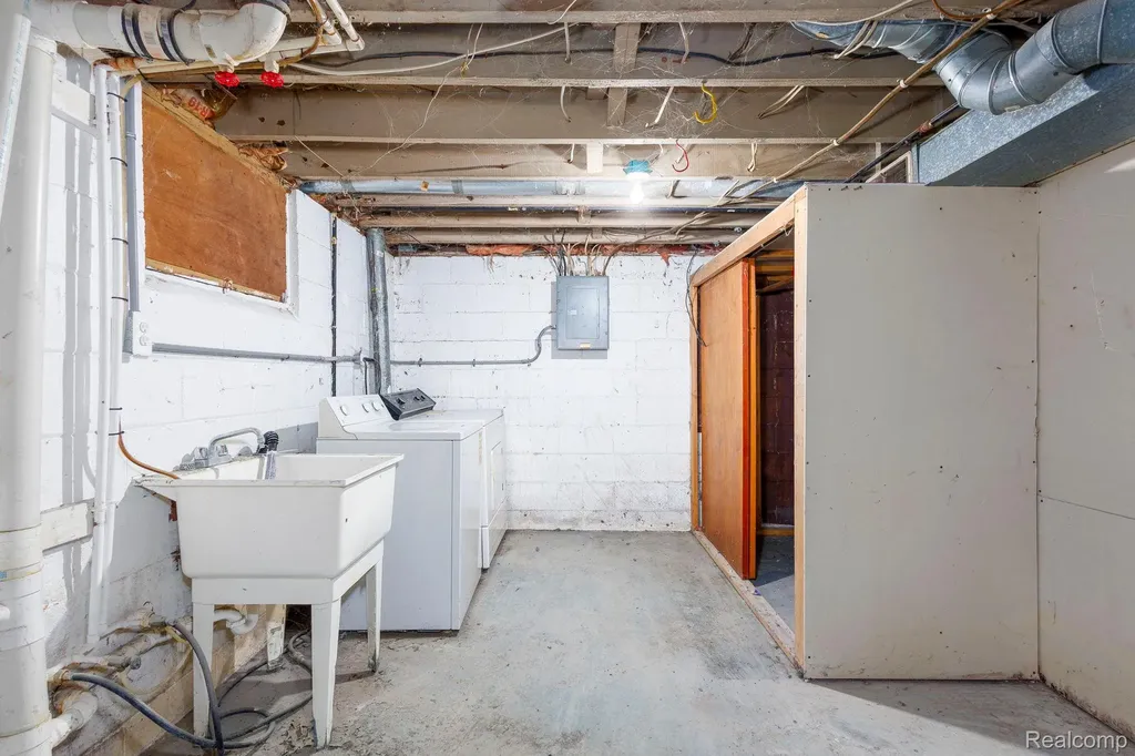 635 E Tennyson Avenue Pontiac City MI 48340