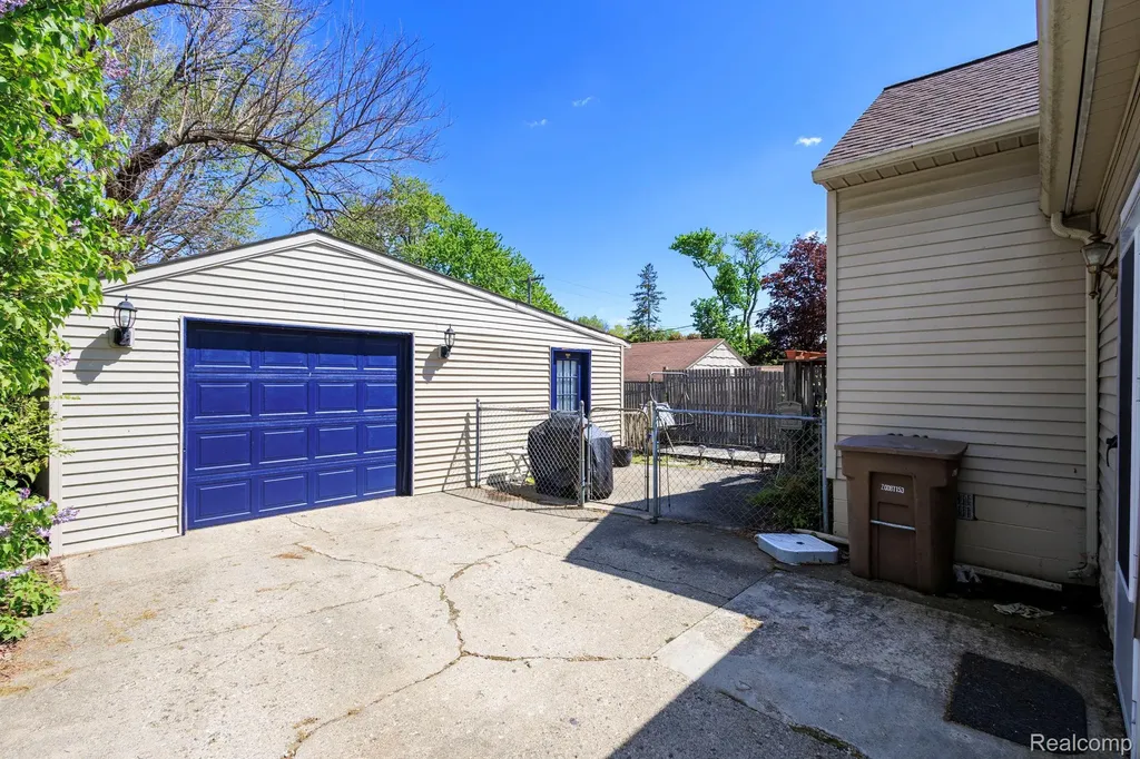 635 E Tennyson Avenue Pontiac City MI 48340