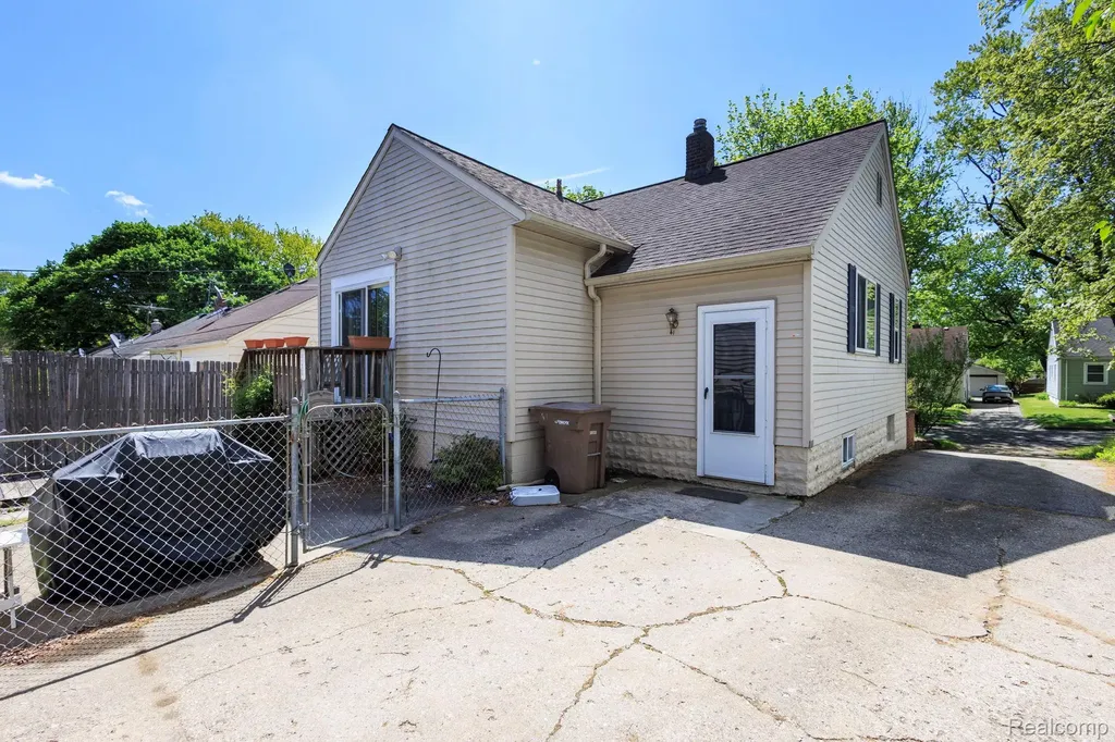 635 E Tennyson Avenue Pontiac City MI 48340