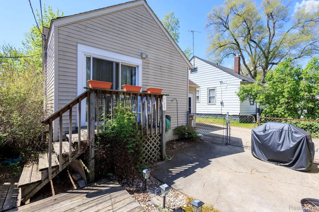 635 E Tennyson Avenue Pontiac City MI 48340