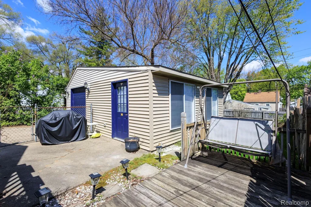 635 E Tennyson Avenue Pontiac City MI 48340