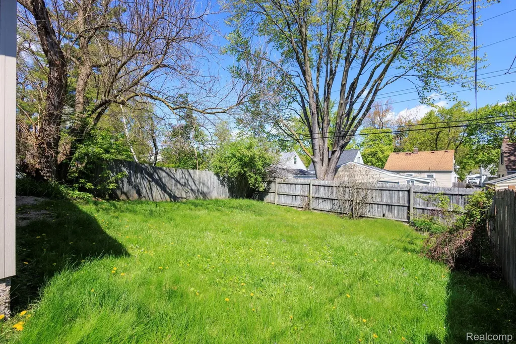 635 E Tennyson Avenue Pontiac City MI 48340