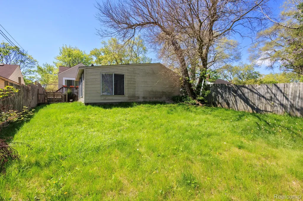 635 E Tennyson Avenue Pontiac City MI 48340