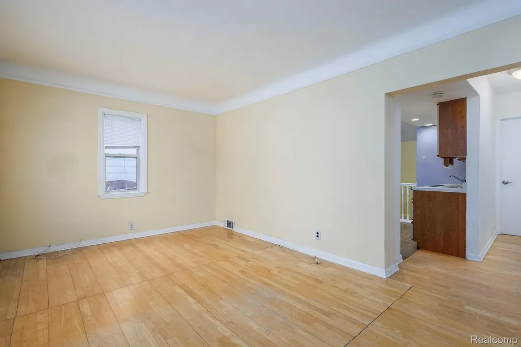 635 E Tennyson Avenue Pontiac City MI 48340