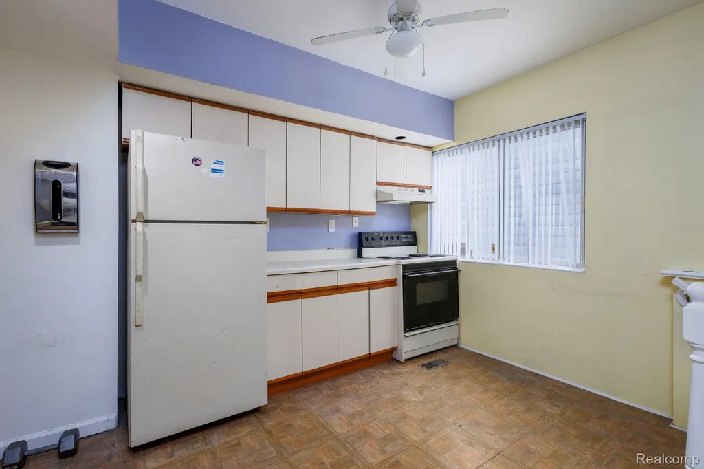 635 E Tennyson Avenue Pontiac City MI 48340