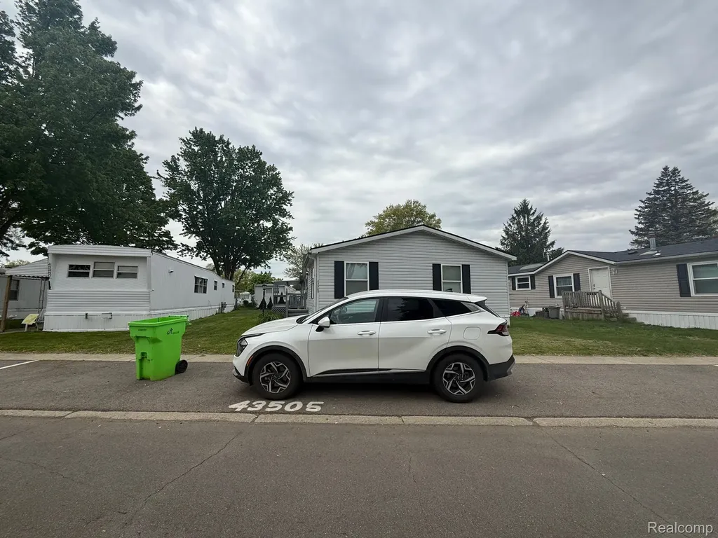 43505 Charlemagne Avenue Sterling Heights City MI 48314