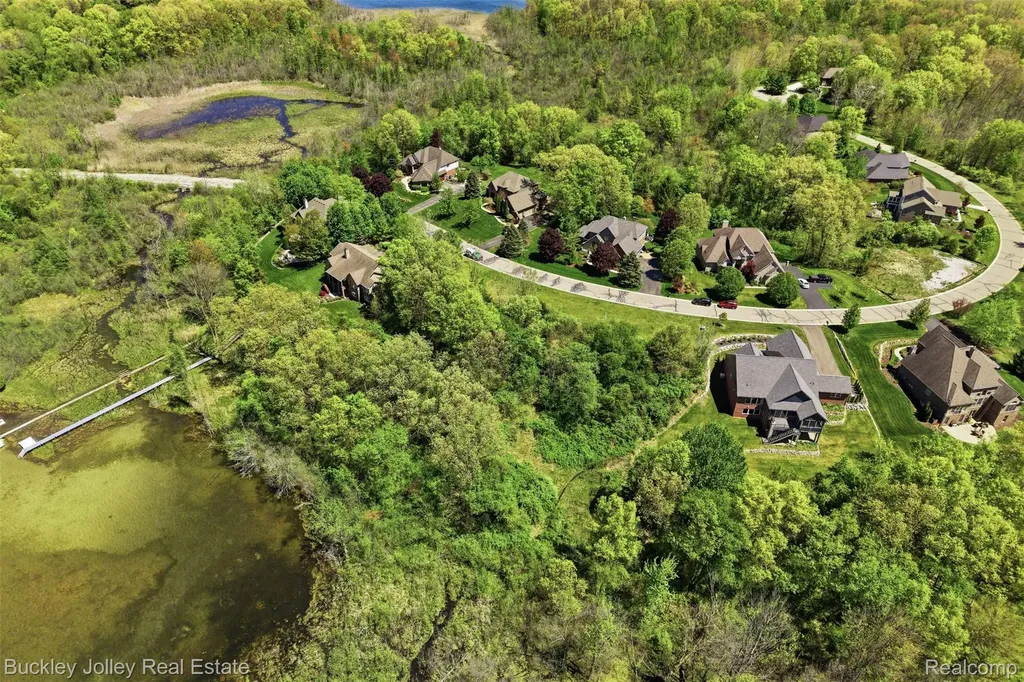 5988 Nottingham Point Hamburg Township MI 48116