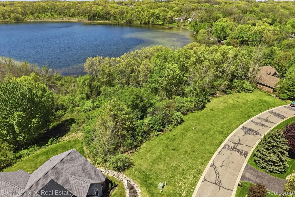 5988 Nottingham Point Hamburg Township MI 48116