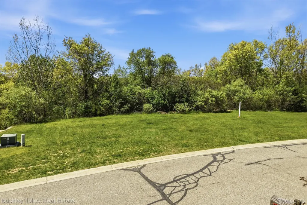 5988 Nottingham Point Hamburg Township MI 48116
