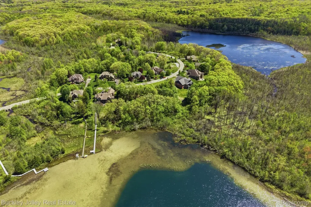 5988 Nottingham Point Hamburg Township MI 48116