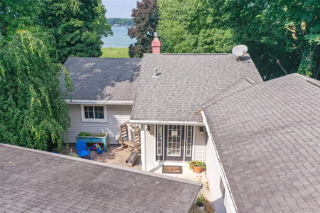 1938 Lakeview Drive Lapeer City MI 48446