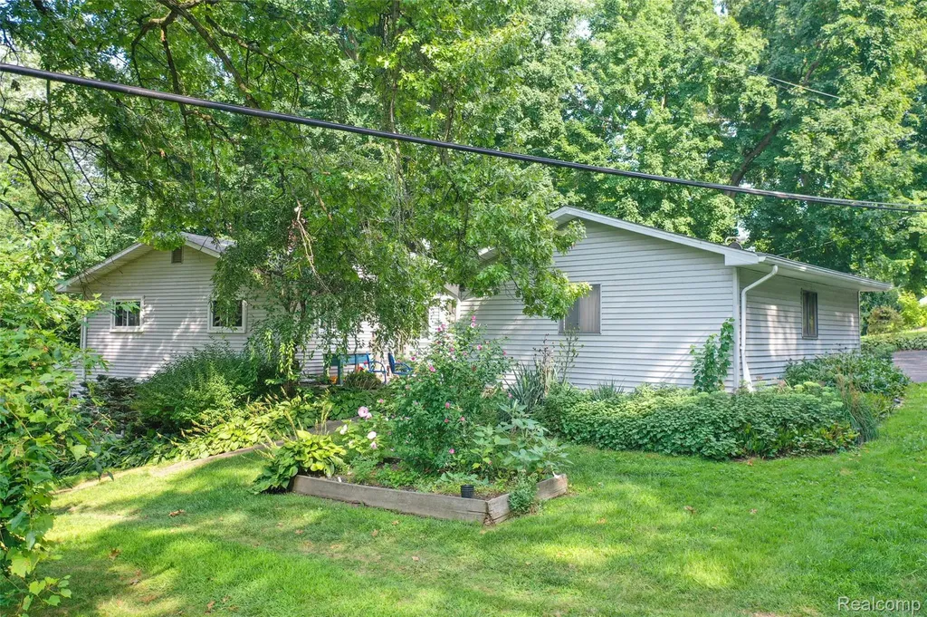 1938 Lakeview Drive Lapeer City MI 48446
