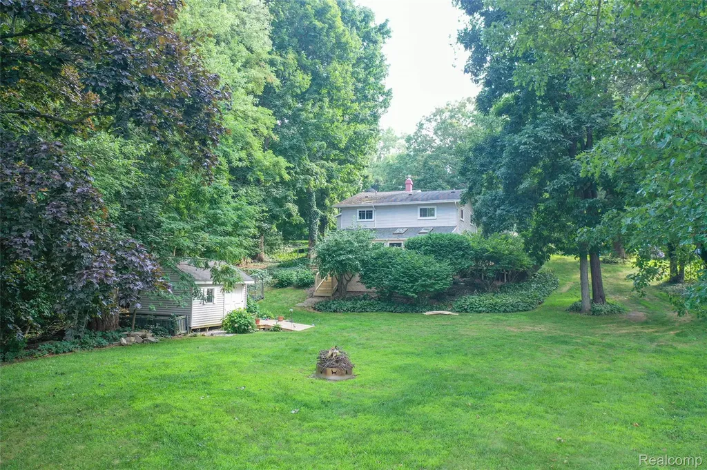 1938 Lakeview Drive Lapeer City MI 48446