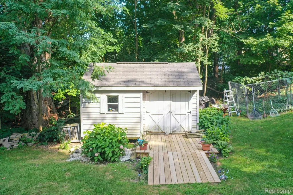 1938 Lakeview Drive Lapeer City MI 48446